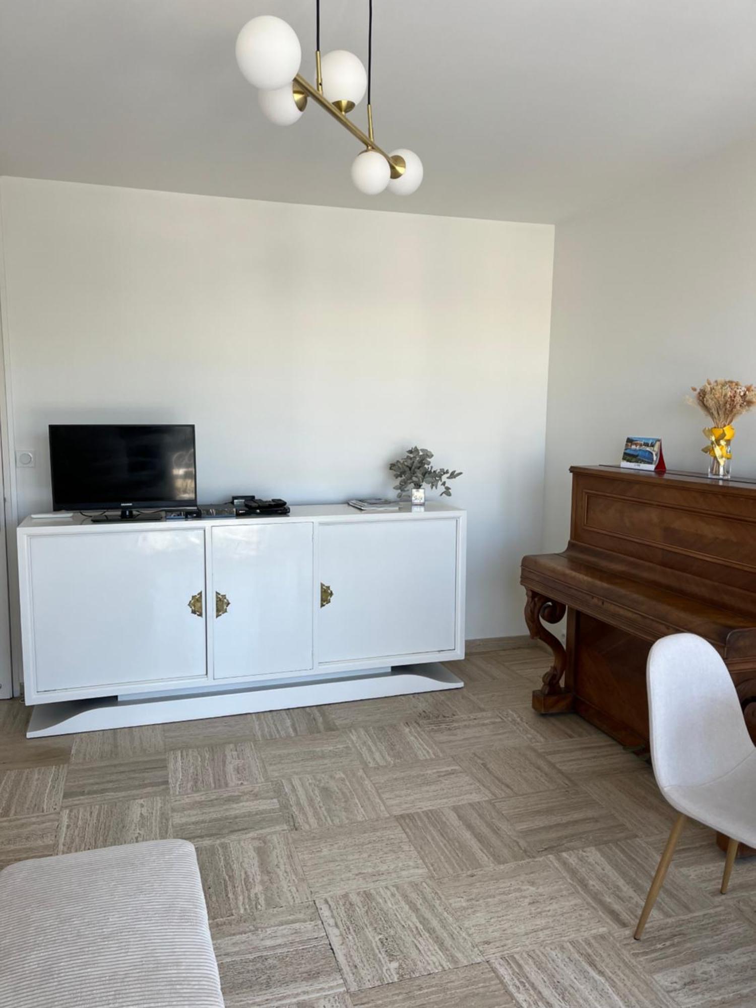 Charming Flat Close To *