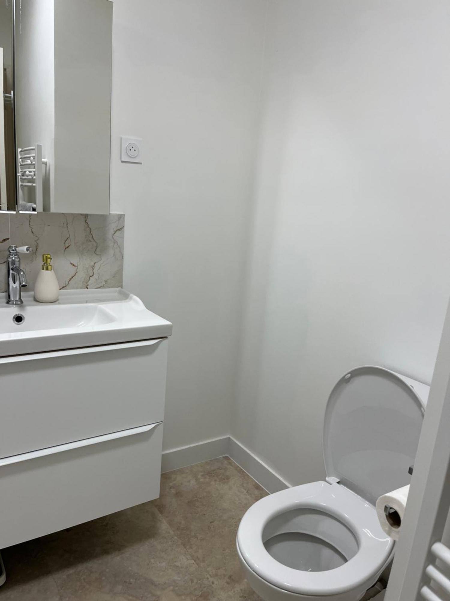 Charming Flat Close To *